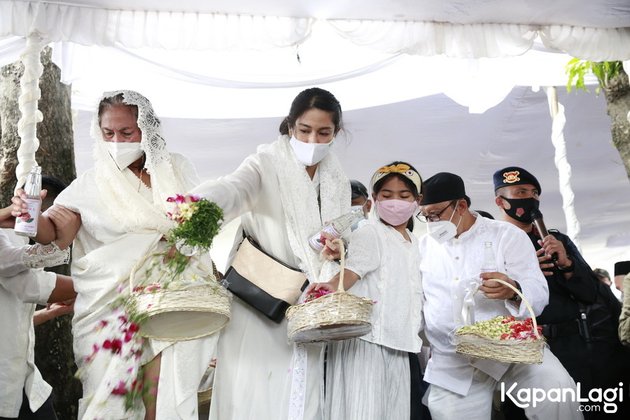 7 Portraits of Dian Sastrowardoyo's Funeral, Decorated with Sadness and Sorrow - Flower Scattering as a Farewell Sign