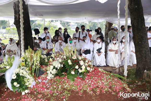 7 Portraits of Dian Sastrowardoyo's Funeral, Decorated with Sadness and Sorrow - Flower Scattering as a Farewell Sign