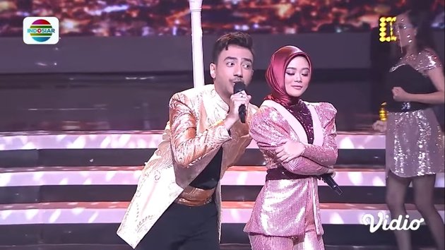 7 Portraits of Agnes Malang's Appearance with Reza Zakarya in Pop Academy, Receives Standing Ovation from Judges