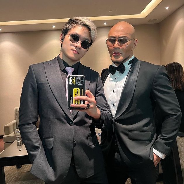 7 Photos of Azka Corbuzier's Appearance at Deddy Corbuzier and Sabrina Chairunnisa's Wedding, Looking Cool in a Suit and Black Glasses