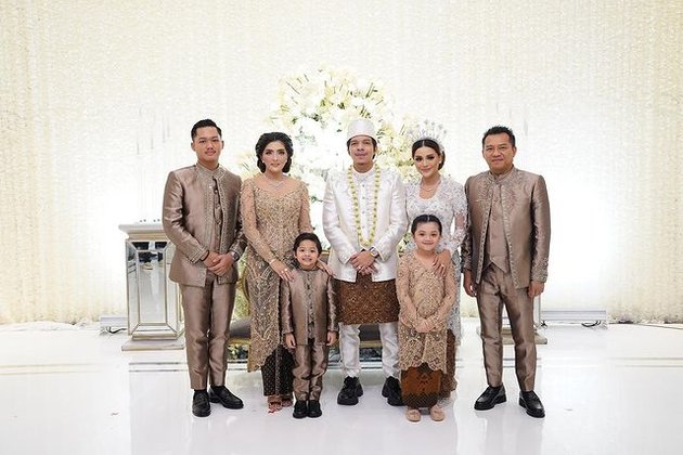 Atta Halilintar dan Aurel Hermansyah akhirnya resmi menikah pada Sabtu (3/4) kemarin dalam acara mewah yang digelar di Raffles Hotel, Jakarta.