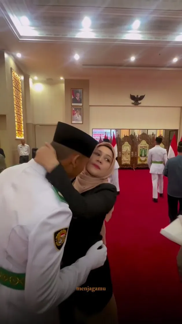 Potret pengukuhan anak Denny Cagur 