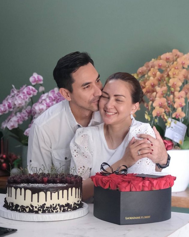 7 Portraits of Donna Agnesia's 45th Birthday Celebration, Celebrated with Three People Without Her Two Sons