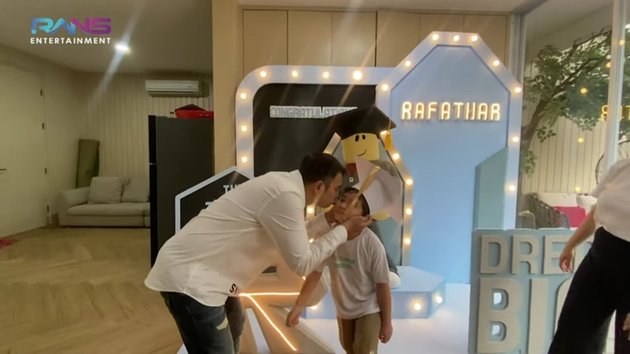 7 Portraits of Rafathar's Graduation Celebration Held Simply at Home, Gets an iPad for School - Netizens: Even TK Graduates Like This