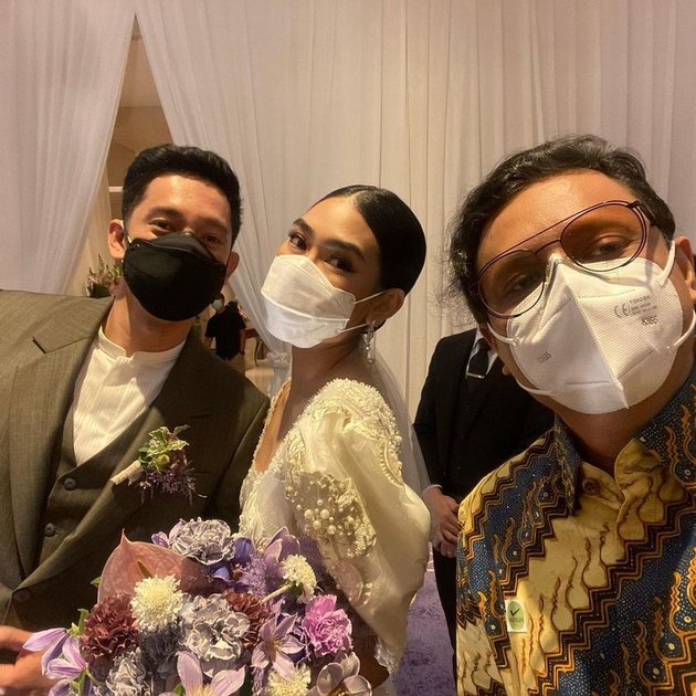 7 Portraits of Alika Islamadina and Photographer Raja Siregar's Wedding, Held Luxuriously at a Star Hotel - Decorated with Fairy Tale-like Flowers