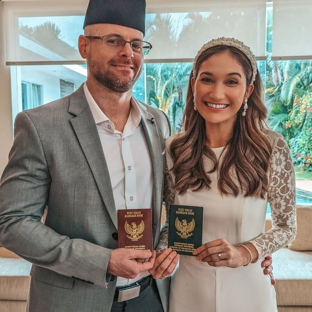 Andrea Georgina membagikan sederet foto pernikahannya di media sosial. Ia dan sang suami yang diketahui berasal dari Honolulu, Hawaii itu tampak memamerkan buku nikah mereka.
