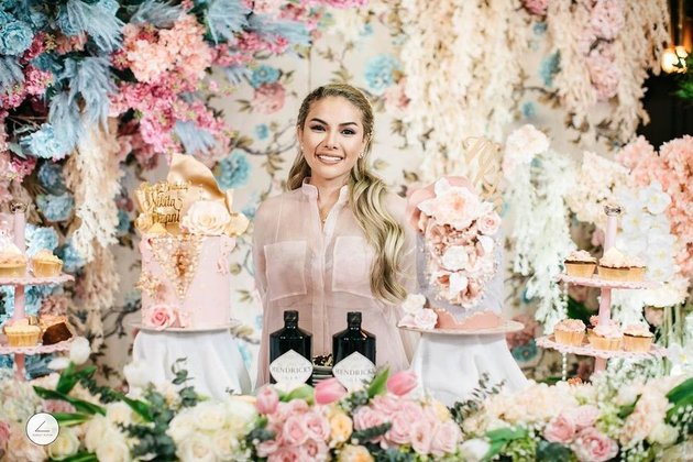 7 Portraits of Nikita Mirzani's 35th Birthday Party, Held Luxuriously with Abundant Flowers - Looking Beautiful with Long Hair that Amazes