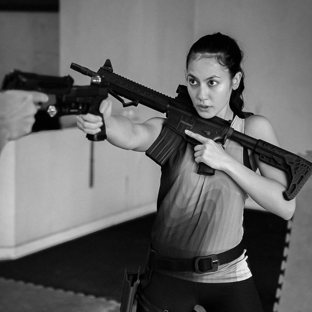 7 Photos of Pevita Pearce Holding a Firearm, Her Muscles Make it Hard to Focus