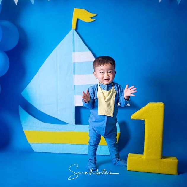 7 Portraits of Zayn and Zunaira's Photoshoot on their 1st Birthday, Already Able to Pose Like Child Models