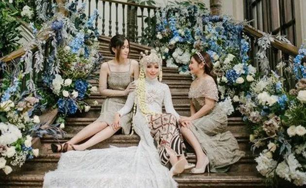 Potret Prilly jadi bridesmaid.