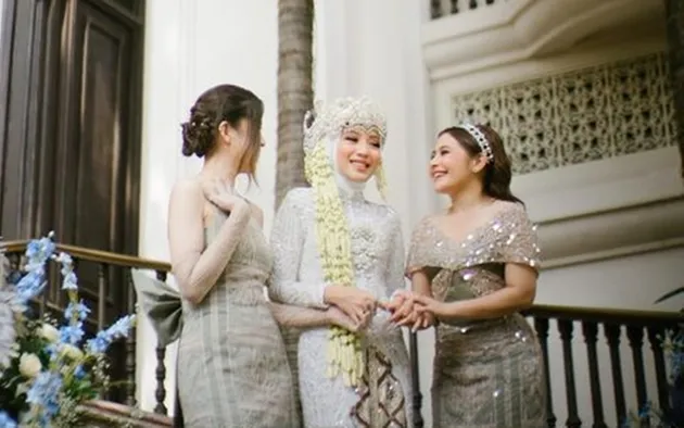 Potret Prilly jadi bridesmaid.