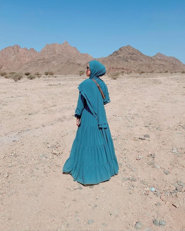 7 Potraits of Princess DA Visiting the City of Madinah, Riding Camels in the Desert