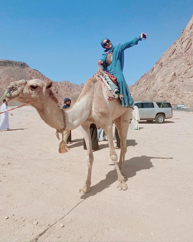 7 Potraits of Princess DA Visiting the City of Madinah, Riding Camels in the Desert