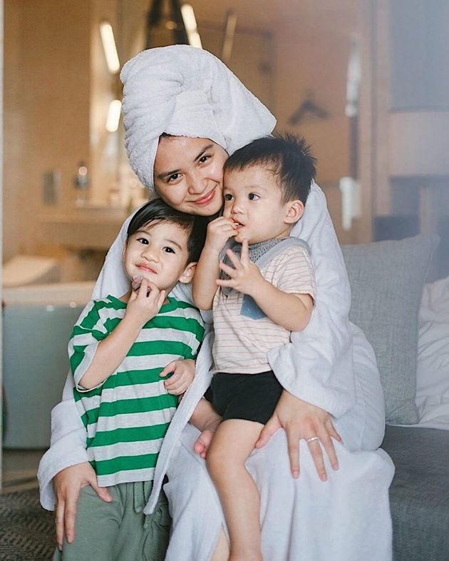 7 Portraits of Putri Titian and Junior Liem Taking Care of Their Two Children Together, Harmonious and Still Romantic