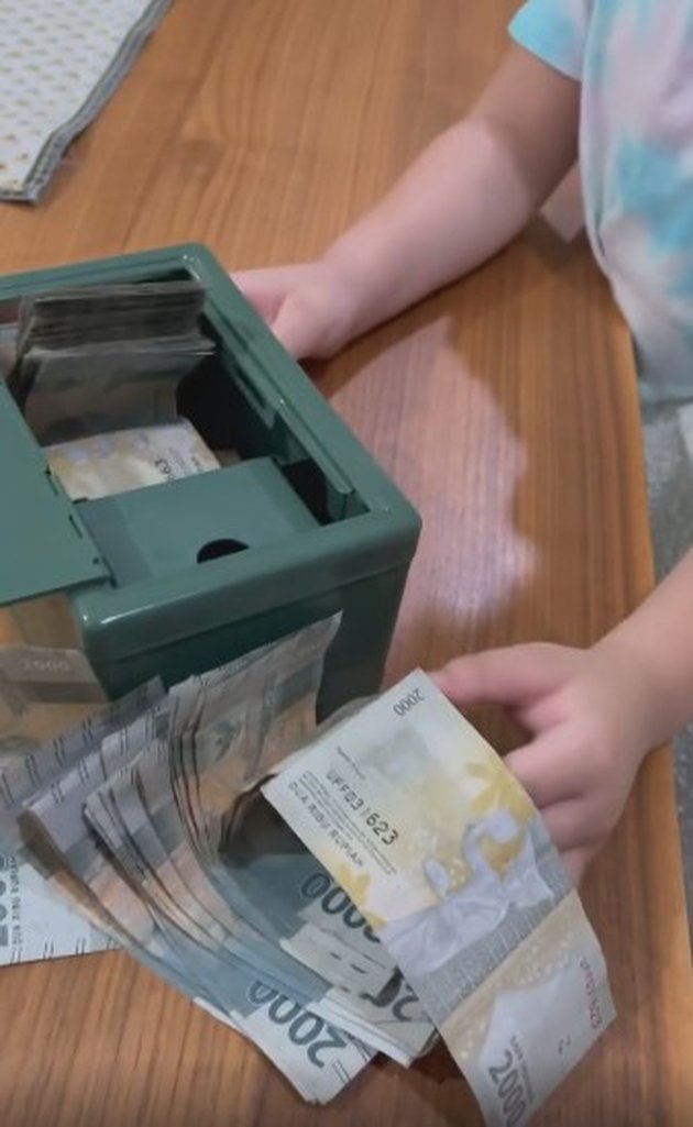 7 Photos of Rafathar Revealing His Piggy Bank, Proudly Showing His Savings to Raffi Ahmad - Netizens Notice the 2 Thousand Rupiah Notes