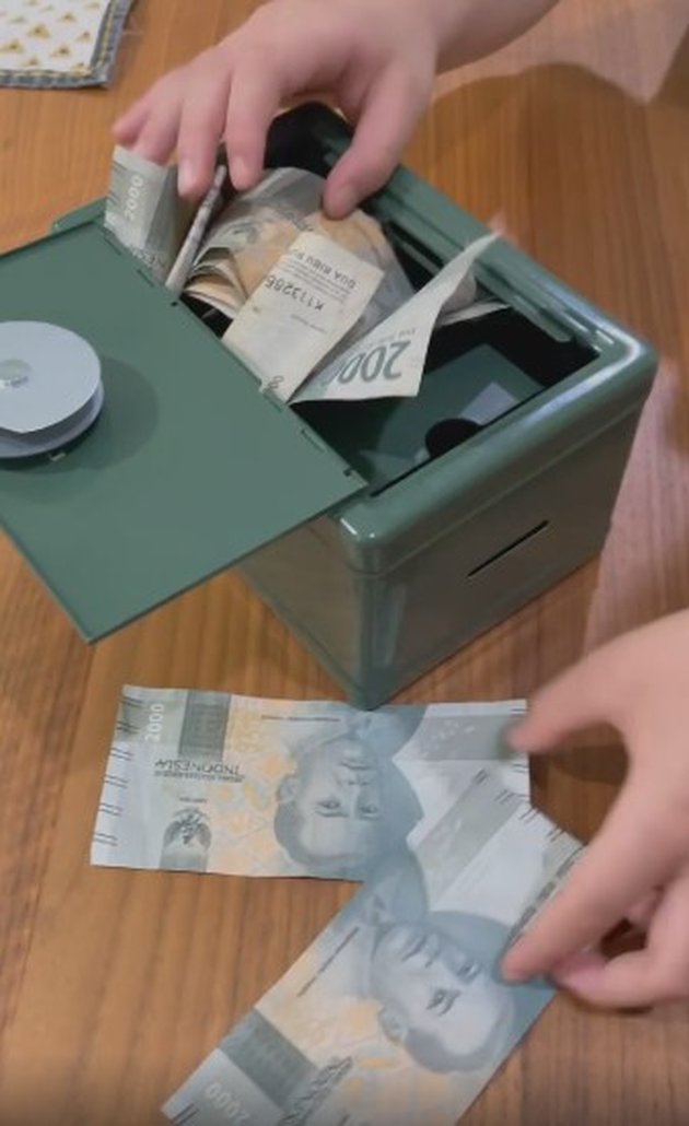 7 Photos of Rafathar Revealing His Piggy Bank, Proudly Showing His Savings to Raffi Ahmad - Netizens Notice the 2 Thousand Rupiah Notes