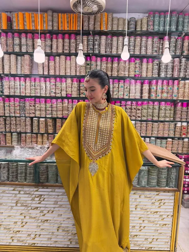 outfit Raline Shah di India