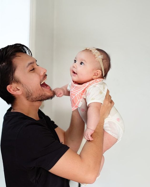 Ditemui dalam akun Instagram-nya, kamu dapat menemukan berbagai momen manis saat Randy sedang menggendong Baby Blair.
