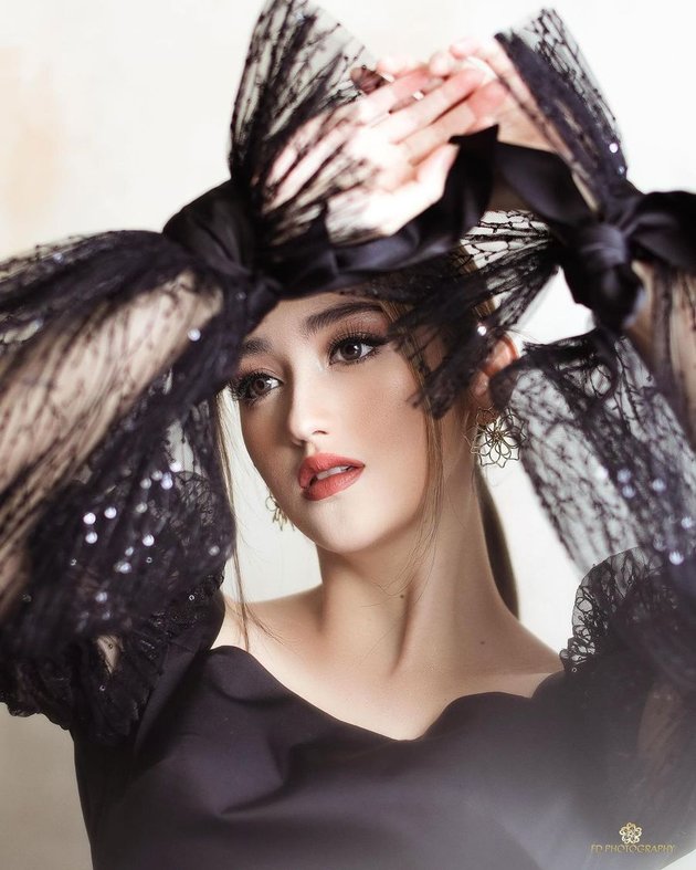 7 Portraits of Ranty Maria Looking Elegant in a Black Backless Dress, Only 5 Minutes Photoshoot - Flooded with Netizens' Praise
