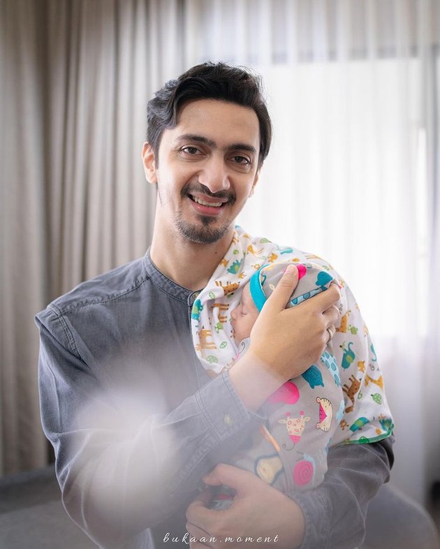 7 Portraits of Razi Bawazier, Vebby Palwinta's Husband, Taking Care of Their Child, Handsome and Charming Hot Daddy