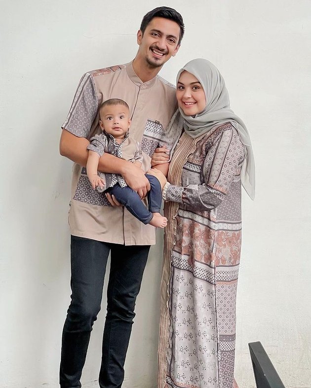 Seperti inilah potret bahagia keluarga Vebby Palwinta dan Razi Bawazier sejak kehadiran putra kecilnya yang diberi nama Ali Razi Bawazier.