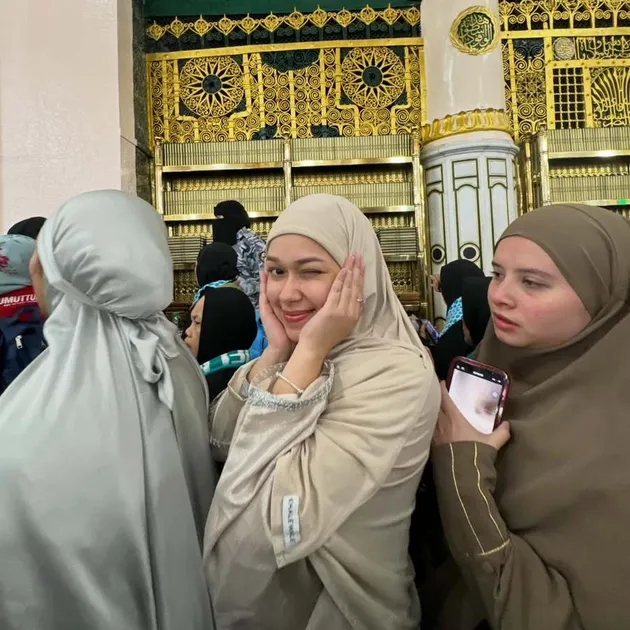 Rebecca Klopper bareng rekan di Tanah Suci