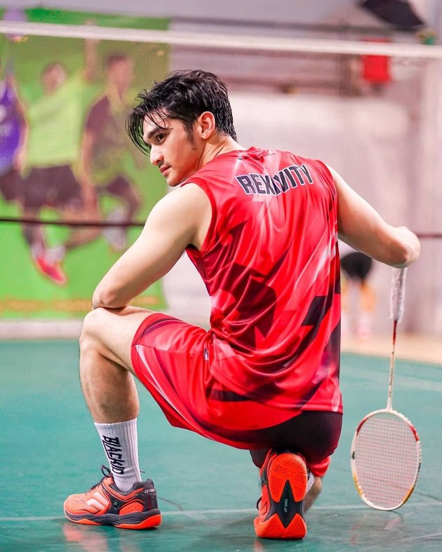 7 Portraits of Rexy Rizky, Star of the Soap Opera 'CINTA AMARA' Playing Badminton, Still Looking Handsome on the Field