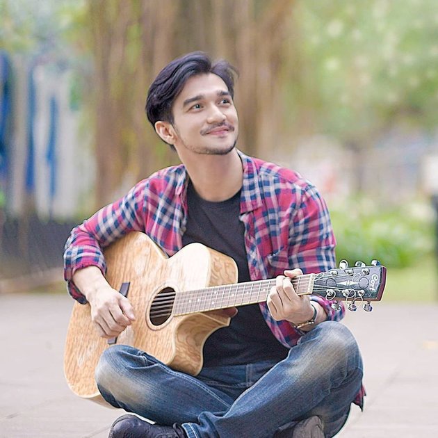 7 Portraits of Rexy Rizky, Star of the Soap Opera 'CINTA AMARA,' Playing Guitar, His Style is Cool Like a Skilled Musician