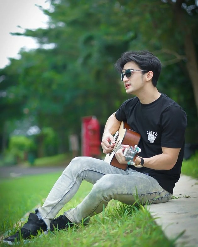 7 Portraits of Rexy Rizky, Star of the Soap Opera 'CINTA AMARA,' Playing Guitar, His Style is Cool Like a Skilled Musician