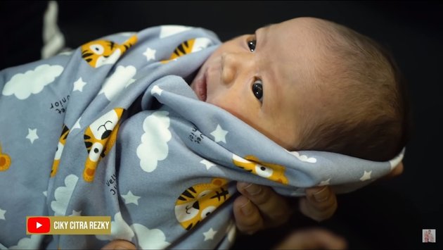 7 Portraits of Rezky Aditya Changing His Newborn Son's Swaddle, Ready to Be a Hot Alert Daddy