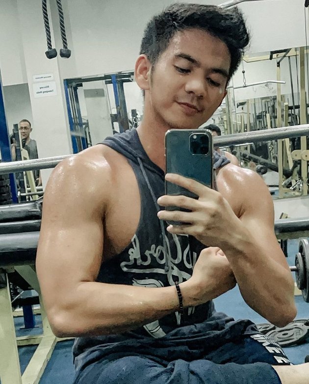 Beberapa hari kemarin, Ridho DA mengunggah foto selfi mirror dengan memamerkan lengan kekarnya di tempat gym.