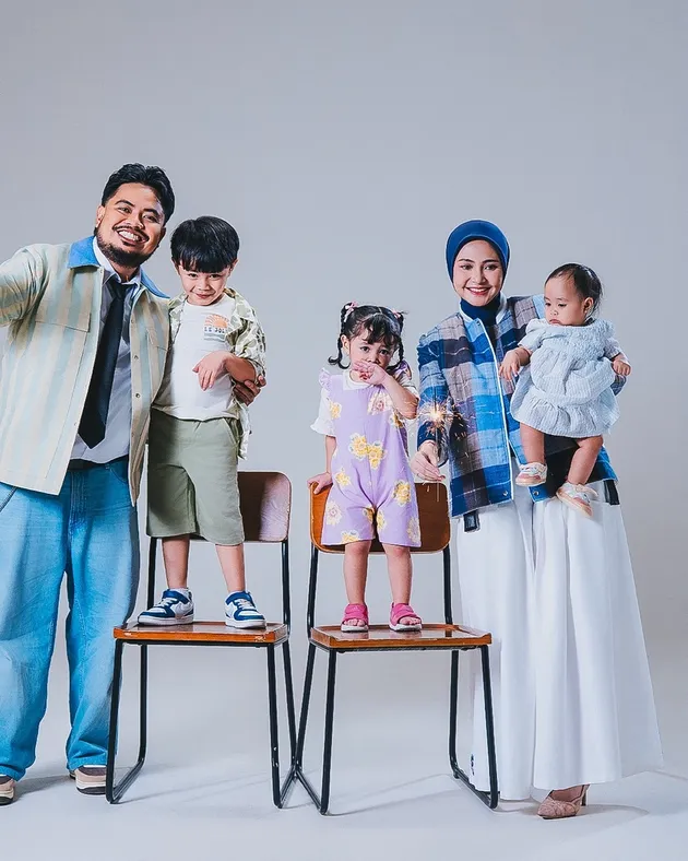 Muka Rigen 7 Photos of Rigen Rakelna and His Wife Announcing Pregnancy with Their ...