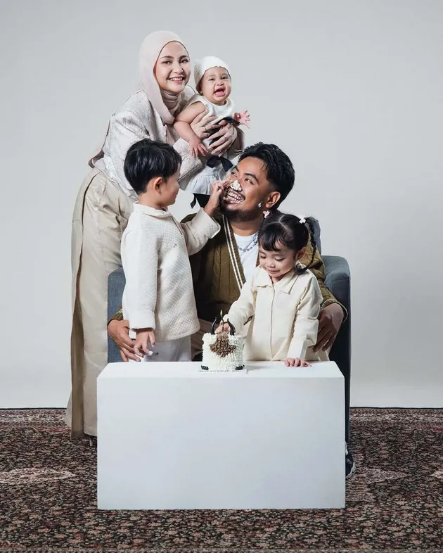 7 Photos of Rigen Rakelna and His Wife Announcing Pregnancy with Their ...