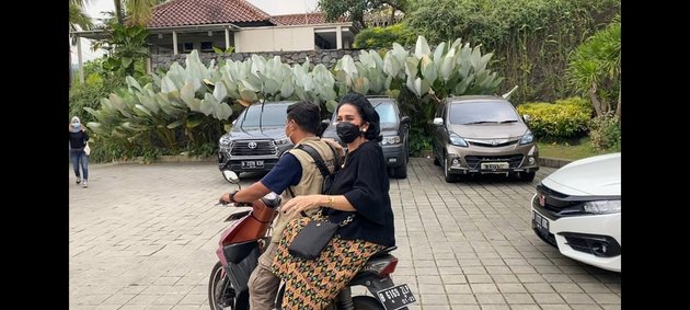 7 Portraits of Rina Hasyim Riding a Motorcycle on the Set of the Soap Opera 'BUKU HARIAN SEORANG ISTRI', Still Joking Cheerfully Despite Not Being Young Anymore