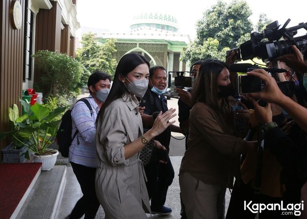 7 Portraits of Ririn Dwi Ariyanti and Aldi Bragi Finally Attending Mediation Hearing, Revealed That They Have Been Consulting Lawyers for 5 Years