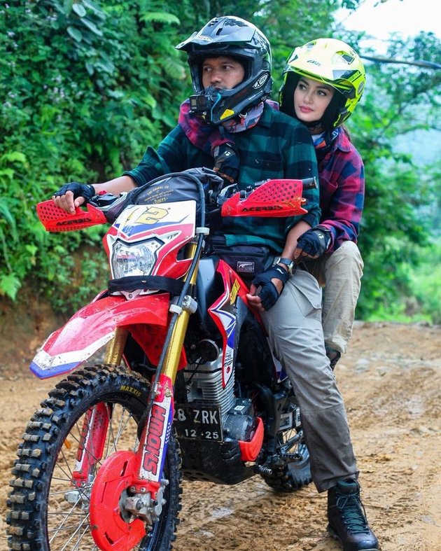 7 Portraits of Ririn Ekawati and Ibnu Jamil Having Fun Riding Motor Trail Together, Even Though They Fell and Got Hooked - Still Affectionate in Conquering the Mud