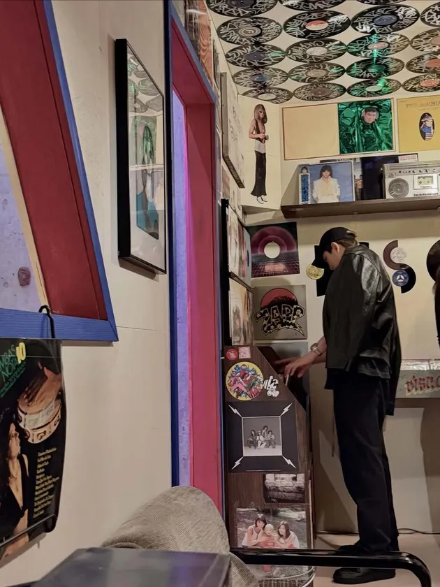 RM BTS Memilih Piringan Hitam