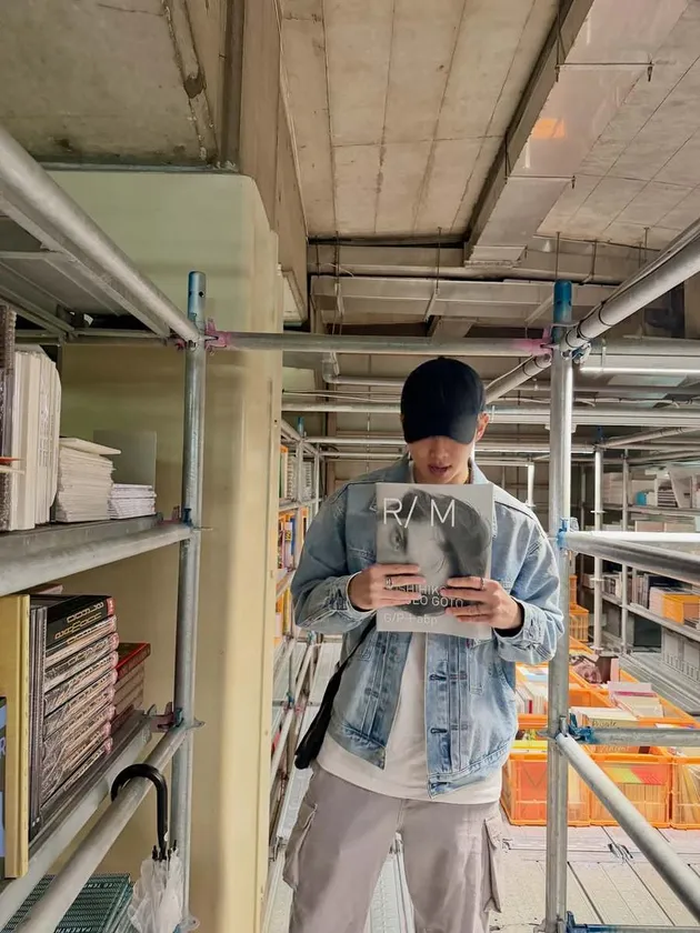 RM BTS Pakai Jaket Denim