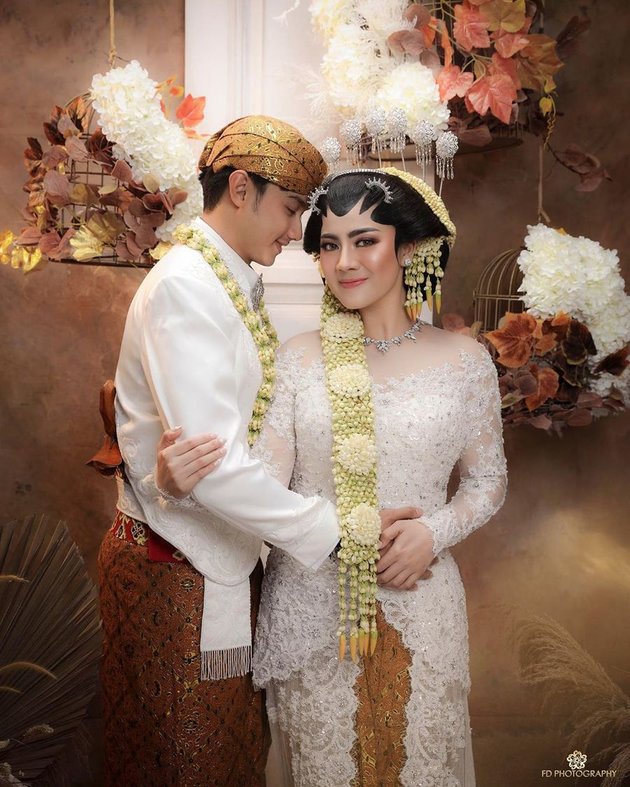 7 Romantic Pre-wedding Portraits of Hito Caesar and Felicya Angelista, Dressed in Traditional Javanese Attire