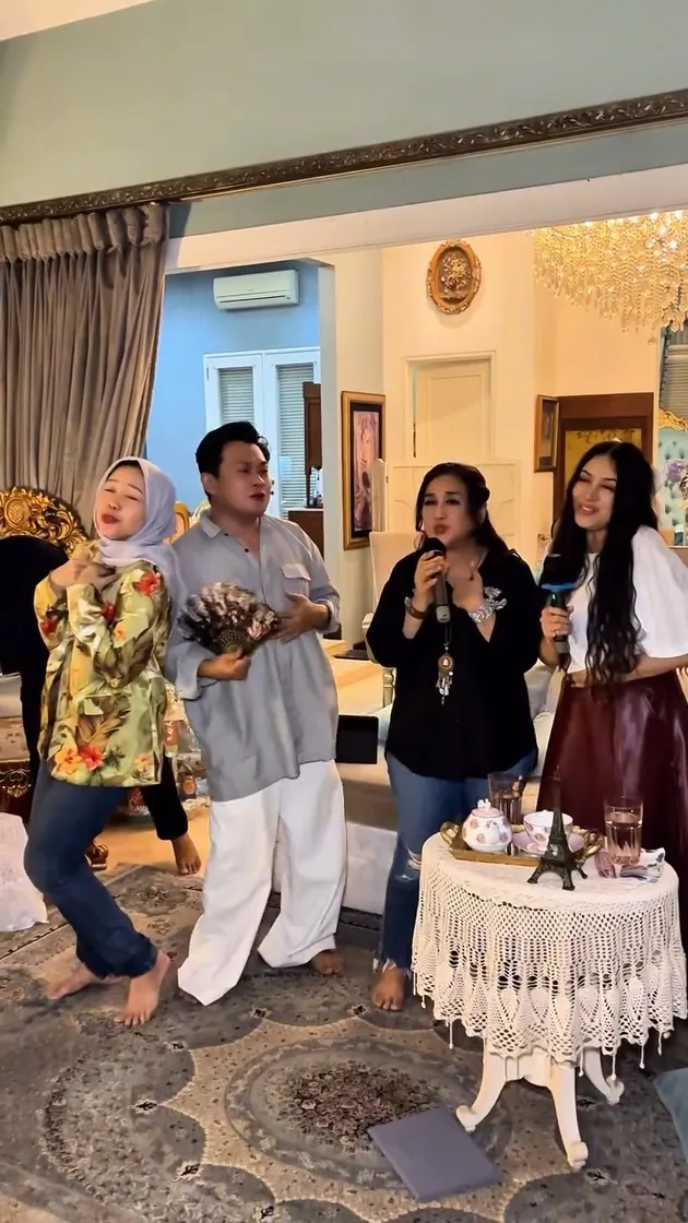 ruangan lega di Rumah Paramitha Rusady 