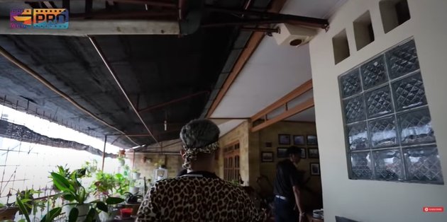 7 Portraits of Tarzan Srimulat's House, Occupied for Over 30 Years - Very Spacious Living Room