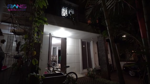Rumah yang dibeli oleh Raffi ini adalah rumah milik tetangganya sendiri. Keluarga tetangga ini rupanya hendak pindah ke Malang - Jawa Timur. 