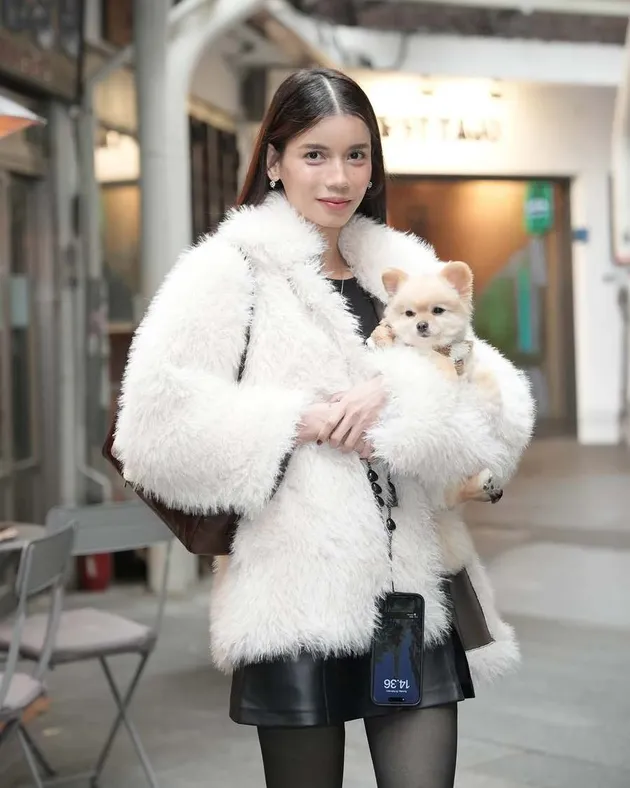 Sabrina Chairunnisa ajak anjing liburan