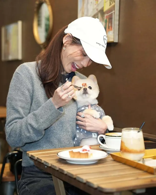 Sabrina Chairunnisa bawa anjing makan
