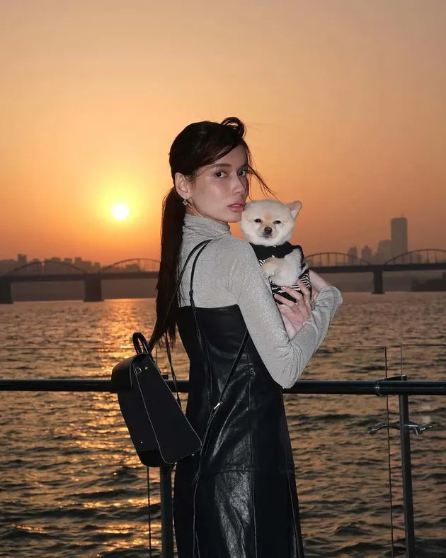 Sabrina Chairunnisa sayangi anjingnya