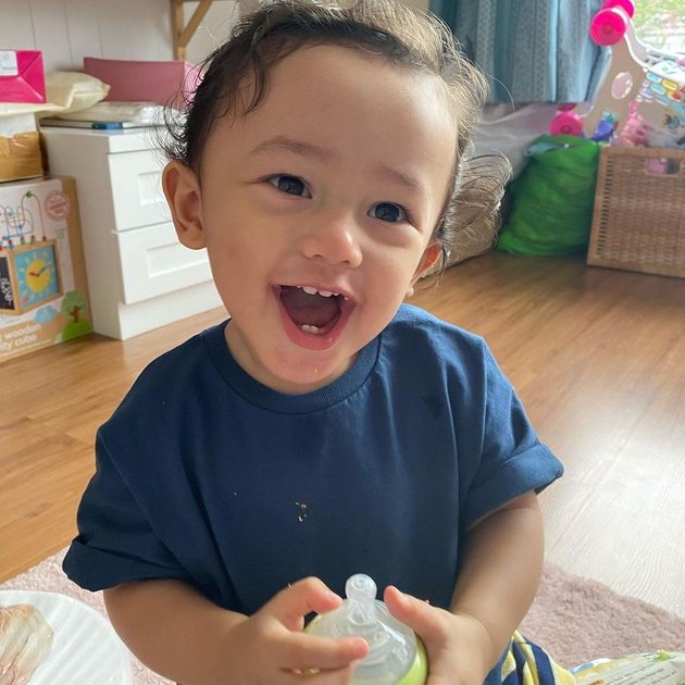 7 Portraits of Saka, Ussy Sulistiawaty's Son, Who Resembles Andhika Pratama More and More Every Day, Often Called a Foreign Baby - Now He Has Grown Teeth