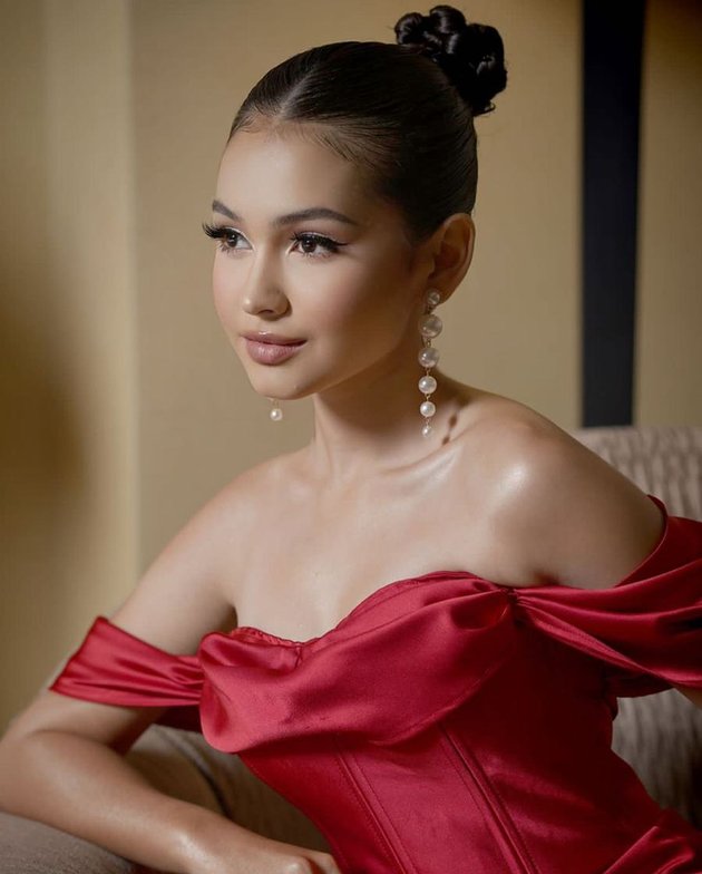 7 Portraits of Sandrinna Michelle, the Star of 'DARI JENDELA SMP,' Looking Stunning at the Kiss Award 2022 Event, Successfully Bringing Home an Award