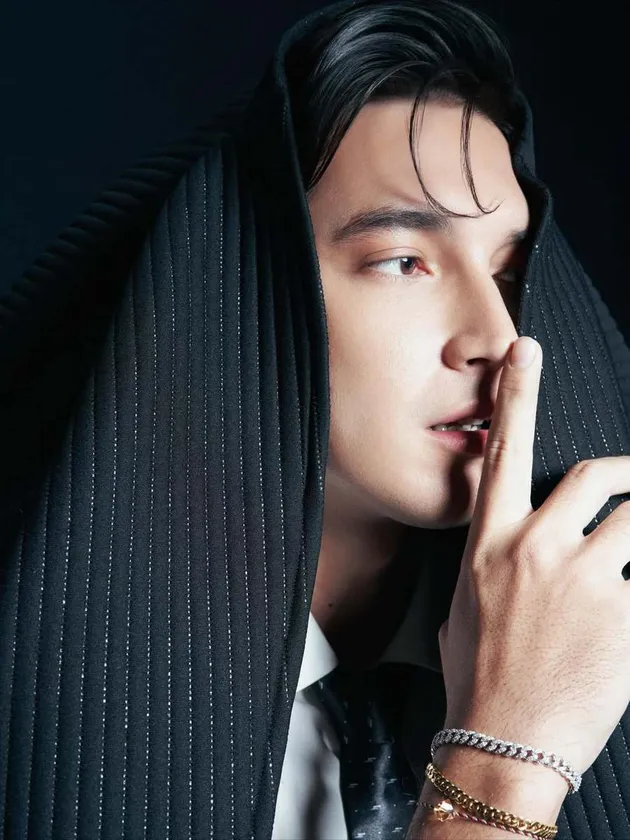 Pose menawan Junior Roberts