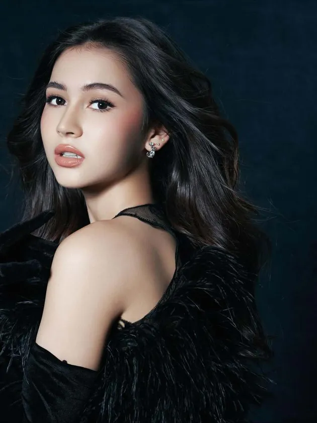 Pesona cantik Sandrinna Michelle terbaru photoshoot