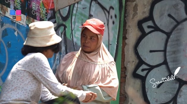 7 Portraits of Sarwendah as a Street Busker, Selling Cellphones for Rp 50 Thousand